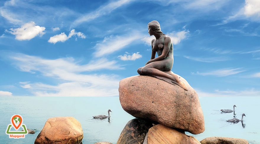 تحسین کردن مجسمه پری دریایی (Little Mermaid)، کوپنهگن (Copenhagen)، دانمارک