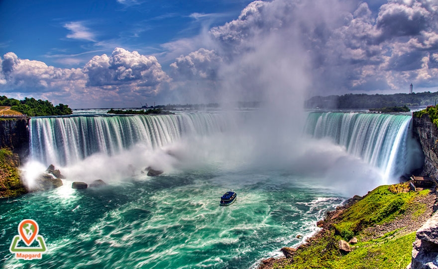 غرق شدن در شکوه آبشار نیاگارا که مرز بین کانادا و ایالات متحده را نشان می دهد