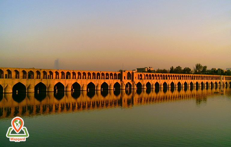 ساختار معماری سی و سه پل ساختار معماری سی و سه پل