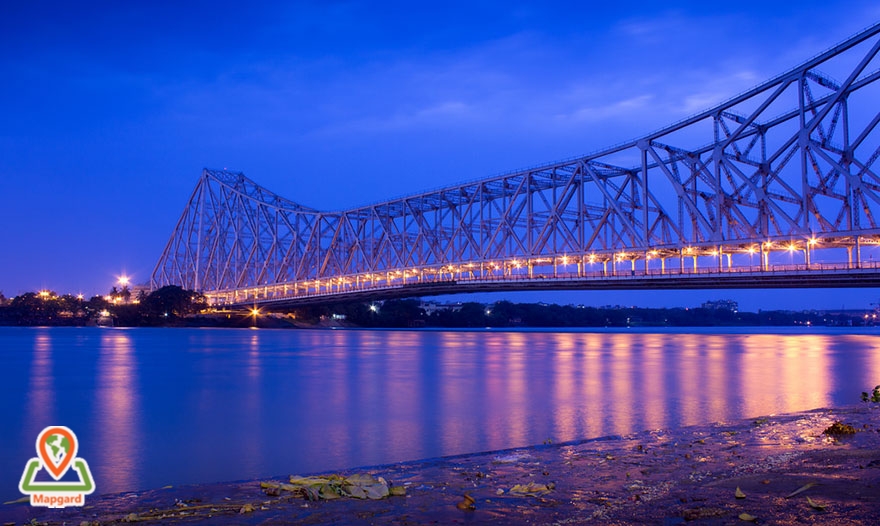 راه رفتن روی پل هورا (Howrah) در کلکته (Kolkata)، هند