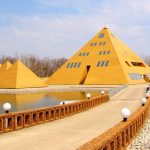 خانه هرم طلایی (Gold Pyramid House) | خانه ای با روکش طلا
