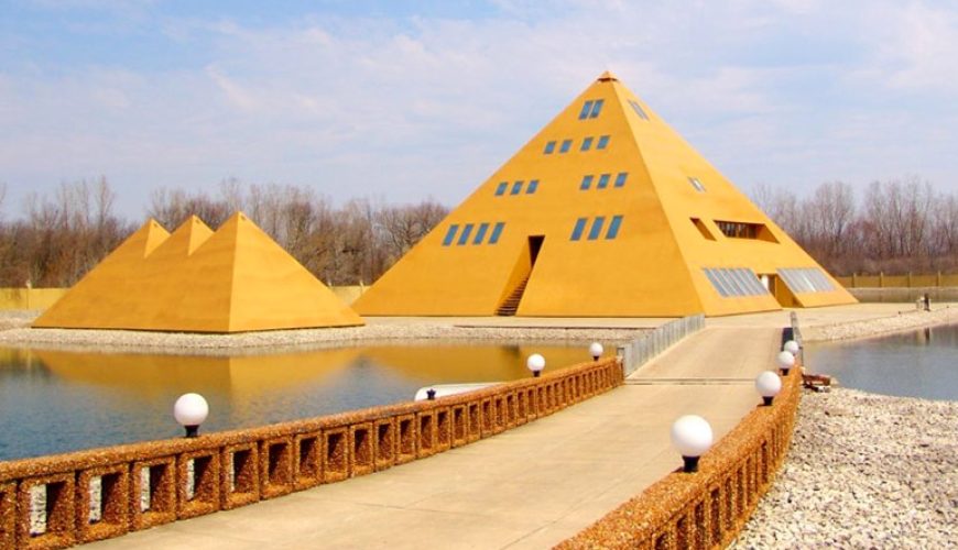 خانه هرم طلایی (Gold Pyramid House) | خانه ای با روکش طلا