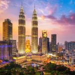 از جنگل های انبوه شهری کوالالامپور (Kuala Lumpur) گرفته تا سواحل بکر جزایر پرهنتیان (Perhentian)، مالزی کشوری زیباست که اغلب دست کم گرفته شده. اگر قصد سفر به مالزی دارید حتما این مطلب را بخوانید. می توانید یک روز را با قبایل بومی مالزی یا در مزارع کشت چای کامرون (Cameron Highland) بگذرانید یا در پارک ملی عظیم گونونگ مولو (Gunung Mulu) و تامان نیگارا (Taman Negara) پیاده روی کنید و همزمان با حیات وحش آن مثل پلنگ و اورانگوتان روبرو شوید. حتما سری هم به بورنئو (Borneo) بزنید و از جنگل آن بازدید کنید و در سیپادان (Sipadan) که یکی از بهترین نقاط دنیا برای غواصی است تنی به آب بزنید. همچنین غذاهای هندی و انواع کاری در این کشور به وفور یافت می شود. مالزی یک تجربه ویژه است و با کشورهای همسایه خود خیلی متفاوت است. مطلب پیشنهادی: معروفترین جاذبه های گردشگری مالزی (Malaysia) هزینه های معمول در سفر به مالزی (Malaysia) هزینه هتل و هاستل در مالزی هزینه هتل و هاستل در مالزی هزینه خوابگاه ها در مالزی از شبی 30 تا 55 رینگیت متغیر است، در شهرهای بزرگ معمولا این رقم حدود 55 رینگیت است. اتاق های خصوصی چیزی حدود 75 رینگیت برای تخت یک نفره و صد رینگیت برای تخت دونفره است. هتل های ارزان قیمت مالزی هم از شبی 80 رینگیت شروع می شوند. هزینه غذا در مالزی هزینه غذا در مالزی غذاهای خیابانی در مالزی معمولا از کمتر از 4 رینگیت شروع می شوند و به ندرت به بیش از 11 رینگیت می رسند. در رستوران های مالزی هم باید بین 7 تا 20 رینگیت بپردازید. غذاهای غربی همیشه گرانتر در می آیند. هزینه حمل و نقل در مالزی هزینه حمل و نقل در مالزی هزینه سفر با اتوبوس در مالزی مبلغی بین 5 تا 11 رینگیت برای هر ساعت است. تاکسی در مالزی گرانتر است چون کرایه بر اساس هر نفر حساب می شود و اگر با خود همراه نداشته باشید باید کرایه چهار نفر را حساب کنید! کرایه ها در کوالالامپور (Kuala Lumpur) از 3 رینگیت برای 6 مایل شروع می شوند. البته خیلی تاکسی ها فاقد تاکسی متر هستند. بهتر است در این شرایط همان اول سر قیمت به توافق برسید. مطلب پیشنهادی: راهنمای خرید بلیط هواپیما ارزان (پرواز) برای سفرهای خارجی هزینه تفریح و فعالیت های مختلف در مالزی هزینه فعالیت های مختلف در مالزی اغلب جاذبه های گردشگری مالزی (Malaysia) کاملا ارزان هستند. کوهپیمایی روزانه بین 35 تا 75 رینگیت هزینه دارد. غواصی در مالزی برای دو روز بین 245 تا 300 رینگیت و برای یک دوره کامل آموزشی از 830 تا 1325 رینگیت است. مطلب پیشنهادی: دیدنی های مالزی را بشناسید نکاتی برای کم کردن هزینه ها در مالزی تاکسی ها در مالزی تاکسی ها در مالزی تاکسی ها در مالزی معمولا فاقد تاکسی متر هستند، پس حتما قبل از حرکت درباره کرایه به توافق برسید. کمپینگ در مالزی کمپینگ در مالزی برای کم کردن هزینه اسکان در مالزی، می توانید در تامان نگارا (Taman Negara) کمپ بزنید، البته باید حدود 5 رینگیت بپردازید. غذاهای محلی خیابانی مالزی غذاهای محلی خیابانی مالزی دستفروشان مالزی غذاهای خوشمزه ای را که فقط چند دلار هستند در غرفه های خیابانی می فروشند. به عقیده بعضی ها، آنها بهترین و ارزانترین غذاهای مالزی هستند. مطلب پیشنهادی: 12 کاری که نباید در سفر انجام داد تجربه هایی که نباید در مالزی (Malaysia) از دست بدهید 1) بازدید از کوالالامپور (Kuala Lumpur) بازدید از کوالالامپور (Kuala Lumpur) احتمال اینکه چند شبی را در پایتخت مالزی، کوالالامپور بگذرانید زیاد است. بازدید از برج های دوقلو پیتروناس (Petronas Twin Towers) را از دست ندهید. اگر از ارتفاع نمی ترسید، روی پلی که این دو را به هم وصل می کند قدم بزنید. ارتفاع آنها 1500 فوت هست. یک باغ پرندگان و چند پارک هم هست که ارزش دیدن را دارد. مطلب پیشنهادی: 10 مکان دیدنی برتر کوالالامپور (Kuala Lumpur) 2) غواصی در جزایر پرهنتیان (Perhentian Islands) غواصی در جزایر پرهنتیان (Perhentian Islands) این جزایر مالزی طرفدارن زیادی میان غواصان دارد چون صخره های مرجانی و آب شفاف اطراف آنها، میزبان گونه های متفاوت مرجان، لاک پشت دریایی و کوسه های کوچک و ماهی مرجانی است. مطلب پیشنهادی: جزایر مالزی را بشناسید 3) کوهپیمایی در پارک ملی کینابالو (Kinabalu) کوهپیمایی در پارک ملی کینابالو (Kinabalu) پارک ملی کوتا کینابالو (Kota Kinabalu) بخاطر ارزش های جهانی برجسته اش، به عنوان اولین میراث جهانی مالزی در سال 2000 شناخته شد. اگر در بازدید خود به دنبال چیز ویژه ای هستید، از آنجا دست خالی بر نمی گردید. کوه کوتا کینابالو (Kota Kinabula) بلندترین کوه مالزی و چهارمین کوه بلند آسیای جنوب شرقی است. کوهپیمایی در این پارک عظیم (با مساحت بیش از 600 مایل مربع) فوق العاده است. مطلب پیشنهادی: دیدنی های کوتاکینابالو (Kota Kinabalu) 4) تجربه تنوع در پارک فرهنگی ساراواک (Sarawak Cultural Village) تجربه تنوع در پارک فرهنگی ساراواک (Sarawak Cultural Village) این موزه زنده، میراثی از تمام اقوام نژادی را در مالزی (Malaysia) به نمایش می گذارد، مالایی ها، چینی ها و هندی ها سالیان دراز است که به طور مسالمت آمیز در کنار هم زندگی می کنند. در کنار این تجربه فرهنگی، فعالیت های عجیب و جالبی مثل بولینگ با نارگیل، تیراندازی با فوت کردن در لوله یا کلاس های رقص سنتی هم برگزار می شود. مطلب پیشنهادی: 10 مقصد برتر مالزی 5) حیات وحش مالزی حیات وحش مالزی کشور مالزی هم روی زمین و هم در آب های اطراف خود حیات وحش غنی دارد. بعضی از جانوران نادر و در معرض خطر دنیا در این کشور وجود دارند. اورانگوتان ها، پلنگ های مالزیایی، مارمولک مانیتور و کرگدن سوماترایی همگی از حیوانات بومی این کشور هستند و در خیلی از تورهای حیات وحش مالزی قابل مشاهده هستند. مطلب پیشنهادی: پارک های ملی جهان را بشناسید 6) غواصی در جزیره سیپادان (Sipadan) غواصی در جزیره سیپادان (Sipadan) جزیره سیپادان (Sipadan) یکی از بهترین نقاط جهان برای غواصی است. آبهای شفاف این منطقه پر از کوتر ماهیان، سفره ماهی دیو، کوسه ماهی سرچکشی، کوسه نهنگ، لاک پشت پشت سبز و پوزه عقابی است. به قول ژاک ایو کوستو (Jacques Cousteau): « یک اثر هنری دست نخورده» مطلب پیشنهادی: بهترین نقاط جهان برای غواصی 7) گردش در مزارع کشت چای کامرون گردش در مزارع کشت چای کامرون ارتفاعات کامرون (Cameron Highlands) پوشیده از کشتزارهای سبز چای و محلی پرطرفدار برای گردشگری است. برای آشنایی با فرآیند تولید چای می توانید از کارخانجات آنجا بازدید کنید و یا با یک فنجان چای با کیک یا کلوچه اجباری به استراحت بپردازید. این منطقه برای وقت گذرانی و فرار از گرمای حاکم بر بقیه نقاط کشور مالزی و پیاده روی محشر هست. 8) بازدید از جورج تاون (Georgetown) بازدید از جورج تاون (Georgetown) از جورج تاون (Georgetown) اغلب به عنوان جذاب ترین شهر مالزی یاد می شود؛ شهری پر از مغازه های شلوغ و شب های محشر. این شهر در سال 2008 به عنوان میراث جهانی مالزی در یونسکو (UNESCO) ثبت شد و روز به روز هم به شهرت آن افزوده می شود. مطلب پیشنهادی: دیدنی های جورج تاون (Georgetown) 9) تجربه ای هیجان انگیز در پارک ملی تامان نگارا (Taman Negara) تجربه ای هیجان انگیز در پارک ملی تامان نگارا (Taman Negara) پارک ملی تامان نگارا (Taman Negara) با سن تخمینی 130 میلیون سال، قدیمی ترین جنگل بارانی دنیا و بزرگترین جنگل مالزی محسوب می شود. در این مکان فعالیت های زیادی مثل پیاده روی روی پل معلق، سافاری با ماشین شاسی بلند، اکتشاف غارها و کوهپیمایی انجام می شود. 10) تریشا سواری (Trishaw) در ملاکا تریشا سواری (Trishaw) در ملاکا تریشا یک شیوه متفاوت حمل و نقل هست که می توانید در سراسر ملاکا (Melaka) ببینید. این تاکسی های ساده دوچرخه مانند، پر از تزیینات هستند و بعضی از آنها موسیقی تکنو پخش می کنند. راننده ها انگار همگی در یک مسابقه با هم رقابت می کنند و این دلیل عمده به جود آمدن تاکسی های رنگارنگ و خلاقانه شده است. مطلب پیشنهادی: راه های کسب درآمد در سفر 11) گشتی در کوتا بارو (Kota Bharu) گشتی در کوتا بارو (Kota Bharu) شهر کوتابارو (Kota Bharu) که به شهر «اسلامی» هم شهرت دارد قصرهای پادشاهی، تعدادی موزه و بازارهای محلی جالبی دارد. این منطقه برای شب مانی فوق العاده است. مطلب پیشنهادی: دیدنی های کوتا بارو (Kota Bharu) 12) استراحت در پولا لنکاوی (Pulau Langkawi) استراحت در پولا لنکاوی (Pulau Langkawi) اکثر مردم وقتی مالزی را تصور می کنند جزیره لنکاوی (Langkawi) در ذهنشان تداعی می شود. این جزیره که در مجلات، وبسایت ها و مقالات و... زیادی به تصویر کشیده می شود، یکی از جاذبه تفریحی جذاب مالزی با سواحل زیبا و آفتاب زیاد است. در لنکاوی رستوران های زیاد، جاهای دیدنی و روستاهای جالبی برای بازدید وجود دارد. مطلب پیشنهادی: جزیره لنکاوی (langkawi) را بیشتر بشناسید 13) بازدید از ایپو (Ipoh) بازدید از ایپو (Ipoh) ایپو (Ipoh) یکی از بزرگترین شهرهای مالزی و میزبان رستوان های بسیار خوب مالزی و مکان های دیدنی جالبی است. چند موزه و چند جاذبه تاریخی مالزی مثل برج ساعت یابود جیمز بیرچ (Birch Memorial Clock Tower) و چند معبد هم در آنجا وجود دارد. 14) رودخانه گردی در مالزی رودخانه گردی در مالزی به غیر از غواصی، مالزی بخاطر وجود آب های خروشان و رودخانه هایش هم مشهور است. قیمت رفتینگ در رودخانه های مالزی از حدود 190 رینگیت شروع می شود. 15) آشنایی با ریشه های استعماری مالزی در ملاکا آشنایی با ریشه های استعماری مالزی در ملاکا مالزی پیشینه استعماری مختلفی دارد، تا پیش از کسب استقلال، اول به دست پرتغالی ها، هلندی ها و بعد انگلیسی ها افتاد. برای درک بهتر تاثیر استعمار، سری به ملاکا (Melaka) بزنید. این شهر در سال 2008 به عنوان میراث جهانی مالزی در یونسکو (UNESCO) ثبت شد و پر از موزه، اماکن و معابد جالب برای بازدید هست.