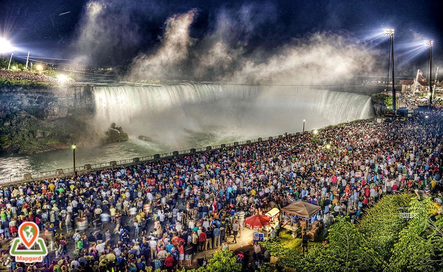 غرق شدن در شکوه آبشار نیاگارا که مرز بین کانادا و ایالات متحده را نشان می دهد1