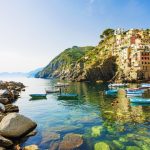 قبل از سفر به ایتالیا باید هدف خود را از سفر مشخص کنید تا با توجه به آن بدانید برای شما بهترین زمان سفر به ایتالیا چه زمانی است. اینکه در فصل توریستی یا در فصل های معمولی به ایتالیا سفر کنید هر کدام مزایا و معایب خودش را دارد که می توانید در ادامه بخوانید. های سیزن (High season) یا فصل توریستی ایتالیا (Jul–Aug) (اواسط تیر تا اواسط شهریور) در فصل توریستی ایتالیا، برای دیدن مناطق توریستی و جاذبه های گردشگری باید مدت ها در صف های طولانی منتظر بمانید و جاده ها بسیار شلوغ است. قیمت ها بخاطر کریسمس و سال نو خیلی بالاست. اواخر دسامبر (دی-آذر) هم جز های سیزن به حساب می آید و در منطقه آلپ و دولومیت (Dolomites) بخاطر پیست اسکی و … بشدت شلوغ است. شولدر سیزن (Shoulder season) یا فصل معمولی ایتالیا (Apr–Jun & Sep–Oct) (اواسط فروردین تا اواسط تیر و اواسط شهریور تا اواسط آبان) قیمت هتل ها و اقامتگاه ها ارزانتر است، مخصوصا در شمال ایتالیا. بهار فصل خوبی برای دیدن فستیوال ها و محصولات محلی است. در پاییز هم می توانید از هوای مطبوع و فصل برداشت انگور لذت ببرید. لو سیزن (Low season) یا فصل کمتر توریستی ایتالیا (Nov–Mar) (اواسط آبان تا اواسط فروردین) قیمت هتل ها و... در مقایسه با فصل توریستی ایتالیا تا 30% کاهش پیدا می کند. بعضی از هتل ها و جاهای دیدنی در نواحی کوهستانی و ساحلی تعطیل هستند. زمان خوبی برای دیدن رویدادها و فستیوال های فرهنگی ایتالیا در شهرهای بزرگ است.