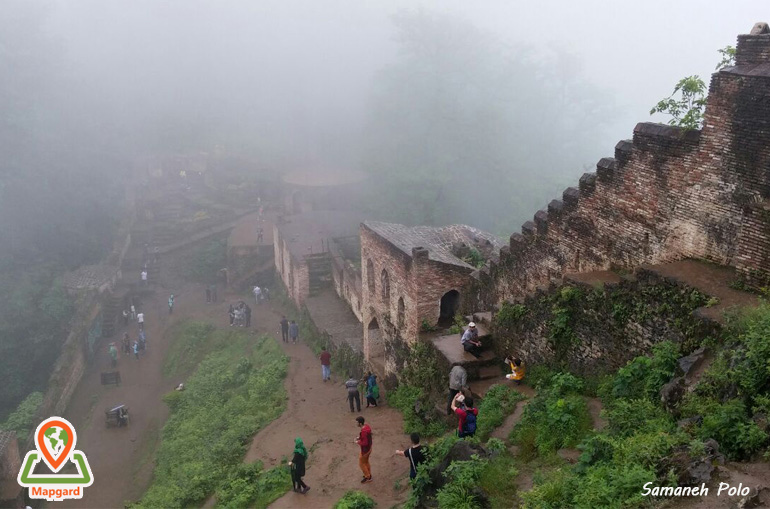 قلعه رودخان در هوای مه آلود قلعه رودخان در هوای مه آلود