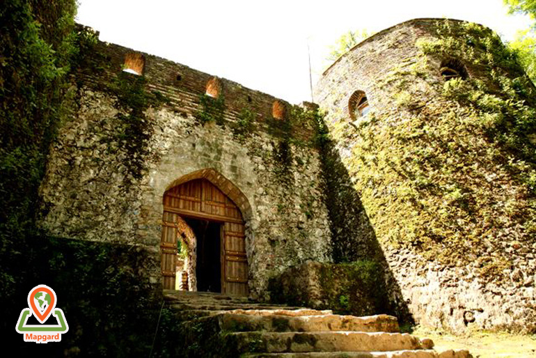 در ورودی قلعه رودخان در ورودی قلعه رودخان