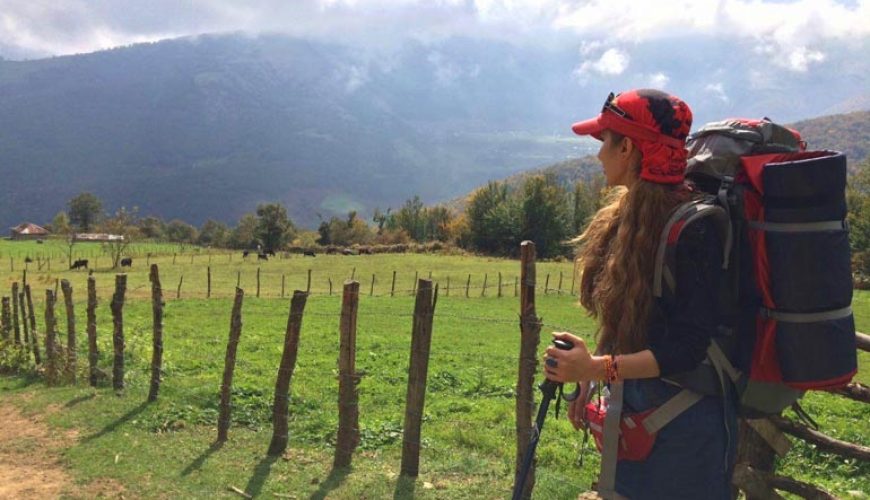 سفر اخیرم یکی از عجیب ترین سفرهایی بود که داشتم؛ پر از تجربه و ریسک و خطر و گریه و خنده و دوستی و عشق... یعنی فکر میکنم به اندازه چندین سفر برام تجربه داشت. گروه ده نفره ای بودیم که سه تا از بچه ها بعدا بهمون جوین شدن و مسیرمون پیمایش جنگلهای خلخال به اسالم بود... تا روز دوم سفر همه چیز ظاهرا خوب بود و بچه ها داشتن بیشتر با هم آشنا می شدن و اخت می گرفتن. جنگل پر از زیبایی بود و هوا خوب و مسیر خلوت و بکر... ازون مسیرهایی که به قول انگلیسی ها باید بهشون گفت must see و breathtaking ... هممون سرگرم لذت بردن از گونه های مختلف گیاهی و قارچ ها و تمش کها و بلوط ها بودیم و به خط در حال حرکت که یکهو صدای جیغ مینا رو از پشت سرمون شنیدیم. وقتی برگشتیم دیدیم مینا با صورت رو یه تخته سنگ افتاده و تیزی سنگ صورت و پیشونیش رو شکافته. ما چن نفری که پشت بودیم دویدیم به سمت مینا و بچه هایی که یه کم جلوتر بودن هم سریع برگشتن. سر و صورت و لباسهای مینا غرق خون بود و همه بدنش داشت می لرزید. برای اینکه جلو مینا هق هق نکنم اومدم کنار و نذاشتم دخترها زیاد جلو برن. در حالیکه داشتیم از ترس و بغض خفه می شدیم سر مینا رو با وسایل پانسمان وحید بستیم و کمی آب قند ریختیم دهنش و پسرها یکی یکی کولش کردن تا ببرنش به نزدیک ترین روستا. تا روستای بعدی یه فاصله نیم ساعته بود. مینا فقط گریه می کرد و می گفت نذارید اینجا بمیرم! نکنه بمیرم؟ نکنه اینجا تموم کنم؟! و ما دستپاچه و لرزون فقط داشتیم دلداریش می دادیم!... وحید و مهران از جلو دویدن تا برن کمک بیارن و محسن و علی هم به نوبت مینا رو کول کردن. ما دخترهام با آراز کنار کوله ها موندیم. بماند که ما چقدر بغض داشتیم و ترسیده بودیم. بماند که آروم کردن مصوم که دختر کوچولوی گروه بود کار خیلی سختی بود و مدتها تو بغلم گریه کرد و لرزید تا یه کم آروم شه! می خوام مث یه فیلم دوربین رو ببرم رو سکانس پسرها و مینا... پیاده روی خلخال قسمت اول وحید و مهران که از جلو رفته بودن راه رو تو جنگل گم می کنن، جی پی اس دست محسن بود و نوبتی با علی مینارو کول می کردن. مسیر سنگلاخ و سرپایینی بود که گاهی وقتا خیلی باریک می شد و به دره ختم می شد. قطرات خون مینا مدام میریخت رو سر و صورت علی و وحشتش رو بیشتر می کرد... خدا دوستمون داشت که چهار تا از کوهنوردای قدیمی که داشتن ازون مسیر بر می گشتن به کمک بچه ها میان و فوری یه برانکارد صحرایی با چوب و زیراندازهاشون درست می کنن. اما برانکارد برای وزن مینا مناسب نبود و برانکارد شکست. دوباره آقا مرتضی و بقیه کوهنوردا به همراه علی مینارو به زحمت و تقلا کول می کنن و در حالیکه محسن مسیر رو با جی پی اس مشخص می کرد به روستا می رسن و با نیسان یکی از روستایی ها بعد از یه مسیر خاکی دو ساعته مینارو به بیمارستان خلخال می رسونن. ما هم اینور دل تو دلمون نبود. ینی چه بلایی سر مینا اومده؟ نکنه خونریزی داخلی کنه؟ نکنه به جمجمه یا گیجگاهش آسیب برسه؟ نکنه از شدت خونریزی بره تو اغما؟ نکنه به چشمش چیزی بشه؟ اینها و دهها سوال دیگه مدام تو مغز تک تک مون رژه می رفت و ریپیت میشد. یکهو وحید رو دیدم که سلانه سلانه و خیس عرق برگشت. دویدم سمتش. نشست رو یه تخته سنگ و سرش رو گرفت تو دستاش. گفتم چی شده وحید؟! آروم گفت " ثریا به هیچکس چیزی نگو... داغون شدیم! " و شونه هاش لرزید. وحید برام مثل کوه بود! وقتی دیدم اینجوری خم شده، بند دلم پاره شد و دیگه چیزی نشنیدم... ادامه دارد... پیاده روی جنگل خلخال به اسالم (قسمت دوم)