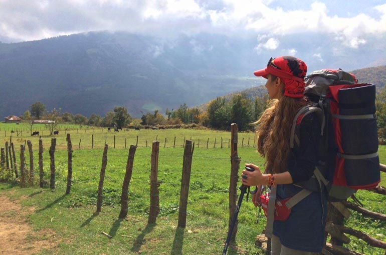 سفر اخیرم یکی از عجیب ترین سفرهایی بود که داشتم؛ پر از تجربه و ریسک و خطر و گریه و خنده و دوستی و عشق... یعنی فکر میکنم به اندازه چندین سفر برام تجربه داشت. گروه ده نفره ای بودیم که سه تا از بچه ها بعدا بهمون جوین شدن و مسیرمون پیمایش جنگلهای خلخال به اسالم بود... تا روز دوم سفر همه چیز ظاهرا خوب بود و بچه ها داشتن بیشتر با هم آشنا می شدن و اخت می گرفتن. جنگل پر از زیبایی بود و هوا خوب و مسیر خلوت و بکر... ازون مسیرهایی که به قول انگلیسی ها باید بهشون گفت must see و breathtaking ... هممون سرگرم لذت بردن از گونه های مختلف گیاهی و قارچ ها و تمش کها و بلوط ها بودیم و به خط در حال حرکت که یکهو صدای جیغ مینا رو از پشت سرمون شنیدیم. وقتی برگشتیم دیدیم مینا با صورت رو یه تخته سنگ افتاده و تیزی سنگ صورت و پیشونیش رو شکافته. ما چن نفری که پشت بودیم دویدیم به سمت مینا و بچه هایی که یه کم جلوتر بودن هم سریع برگشتن. سر و صورت و لباسهای مینا غرق خون بود و همه بدنش داشت می لرزید. برای اینکه جلو مینا هق هق نکنم اومدم کنار و نذاشتم دخترها زیاد جلو برن. در حالیکه داشتیم از ترس و بغض خفه می شدیم سر مینا رو با وسایل پانسمان وحید بستیم و کمی آب قند ریختیم دهنش و پسرها یکی یکی کولش کردن تا ببرنش به نزدیک ترین روستا. تا روستای بعدی یه فاصله نیم ساعته بود. مینا فقط گریه می کرد و می گفت نذارید اینجا بمیرم! نکنه بمیرم؟ نکنه اینجا تموم کنم؟! و ما دستپاچه و لرزون فقط داشتیم دلداریش می دادیم!... وحید و مهران از جلو دویدن تا برن کمک بیارن و محسن و علی هم به نوبت مینا رو کول کردن. ما دخترهام با آراز کنار کوله ها موندیم. بماند که ما چقدر بغض داشتیم و ترسیده بودیم. بماند که آروم کردن مصوم که دختر کوچولوی گروه بود کار خیلی سختی بود و مدتها تو بغلم گریه کرد و لرزید تا یه کم آروم شه! می خوام مث یه فیلم دوربین رو ببرم رو سکانس پسرها و مینا... پیاده روی خلخال قسمت اول وحید و مهران که از جلو رفته بودن راه رو تو جنگل گم می کنن، جی پی اس دست محسن بود و نوبتی با علی مینارو کول می کردن. مسیر سنگلاخ و سرپایینی بود که گاهی وقتا خیلی باریک می شد و به دره ختم می شد. قطرات خون مینا مدام میریخت رو سر و صورت علی و وحشتش رو بیشتر می کرد... خدا دوستمون داشت که چهار تا از کوهنوردای قدیمی که داشتن ازون مسیر بر می گشتن به کمک بچه ها میان و فوری یه برانکارد صحرایی با چوب و زیراندازهاشون درست می کنن. اما برانکارد برای وزن مینا مناسب نبود و برانکارد شکست. دوباره آقا مرتضی و بقیه کوهنوردا به همراه علی مینارو به زحمت و تقلا کول می کنن و در حالیکه محسن مسیر رو با جی پی اس مشخص می کرد به روستا می رسن و با نیسان یکی از روستایی ها بعد از یه مسیر خاکی دو ساعته مینارو به بیمارستان خلخال می رسونن. ما هم اینور دل تو دلمون نبود. ینی چه بلایی سر مینا اومده؟ نکنه خونریزی داخلی کنه؟ نکنه به جمجمه یا گیجگاهش آسیب برسه؟ نکنه از شدت خونریزی بره تو اغما؟ نکنه به چشمش چیزی بشه؟ اینها و دهها سوال دیگه مدام تو مغز تک تک مون رژه می رفت و ریپیت میشد. یکهو وحید رو دیدم که سلانه سلانه و خیس عرق برگشت. دویدم سمتش. نشست رو یه تخته سنگ و سرش رو گرفت تو دستاش. گفتم چی شده وحید؟! آروم گفت " ثریا به هیچکس چیزی نگو... داغون شدیم! " و شونه هاش لرزید. وحید برام مثل کوه بود! وقتی دیدم اینجوری خم شده، بند دلم پاره شد و دیگه چیزی نشنیدم... ادامه دارد... پیاده روی جنگل خلخال به اسالم (قسمت دوم)